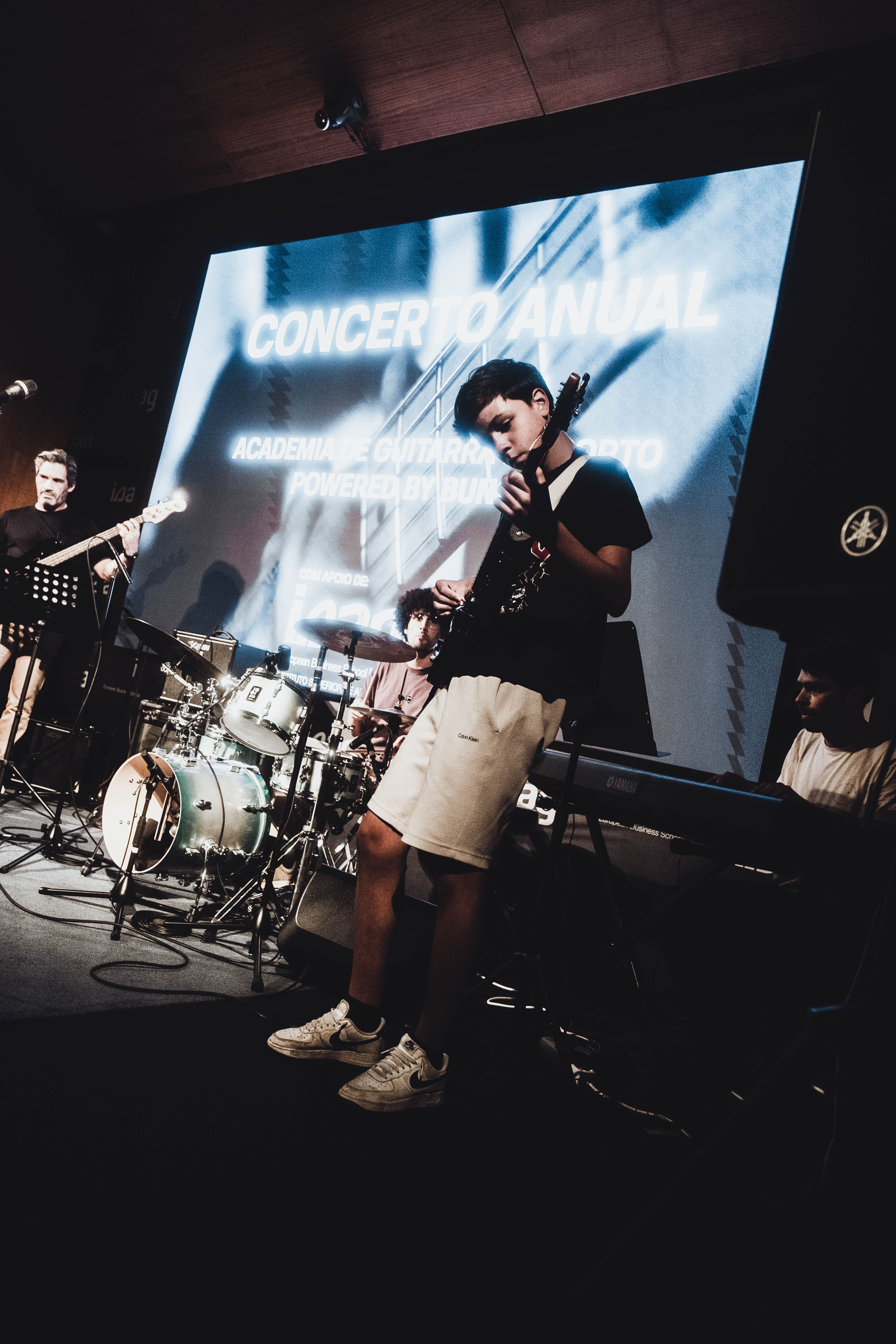 Concerto de alunos da Academia de Guitarra do Porto ao vivo no palco