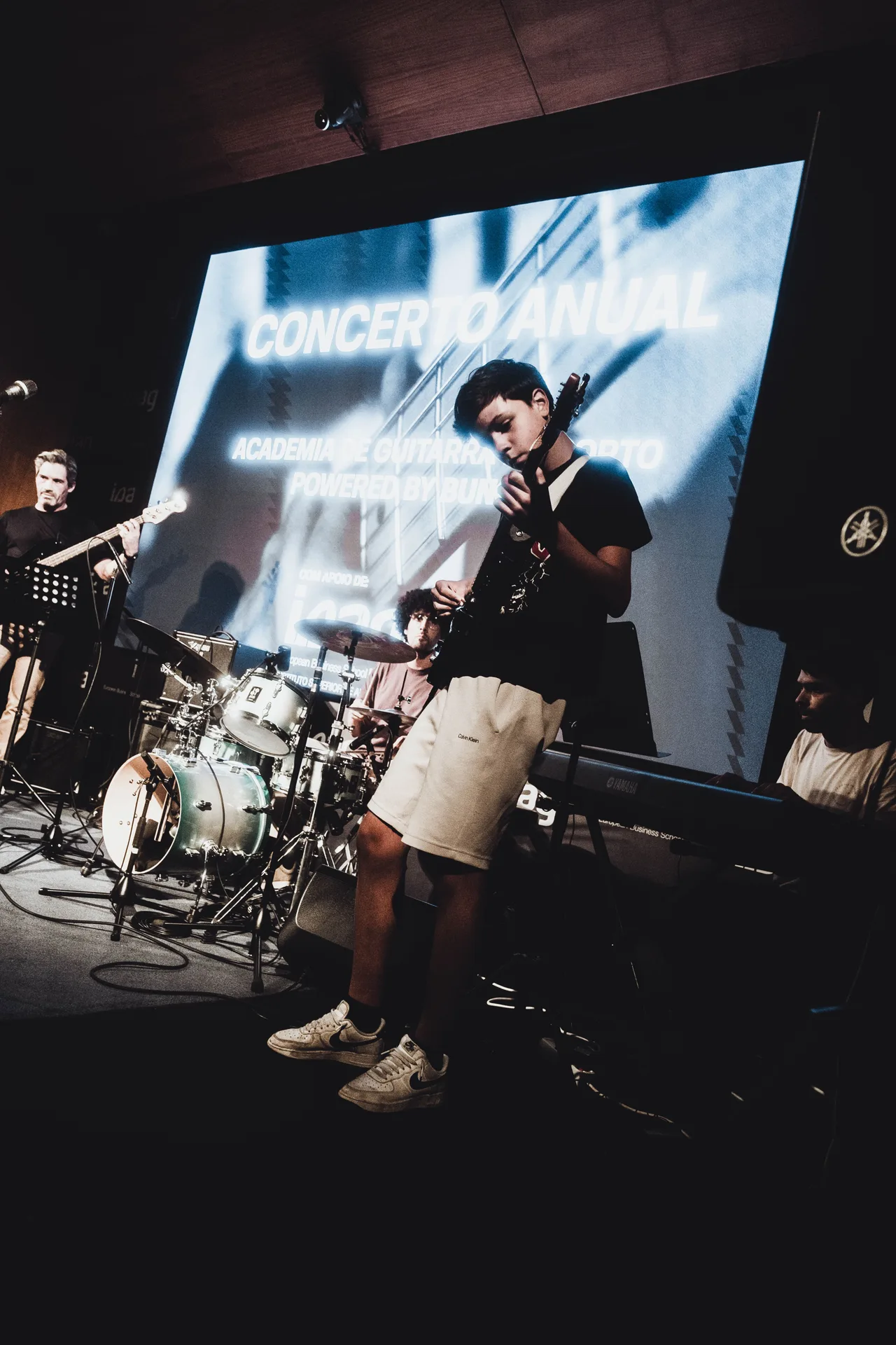 Concerto de alunos da Academia de Guitarra do Porto ao vivo no palco