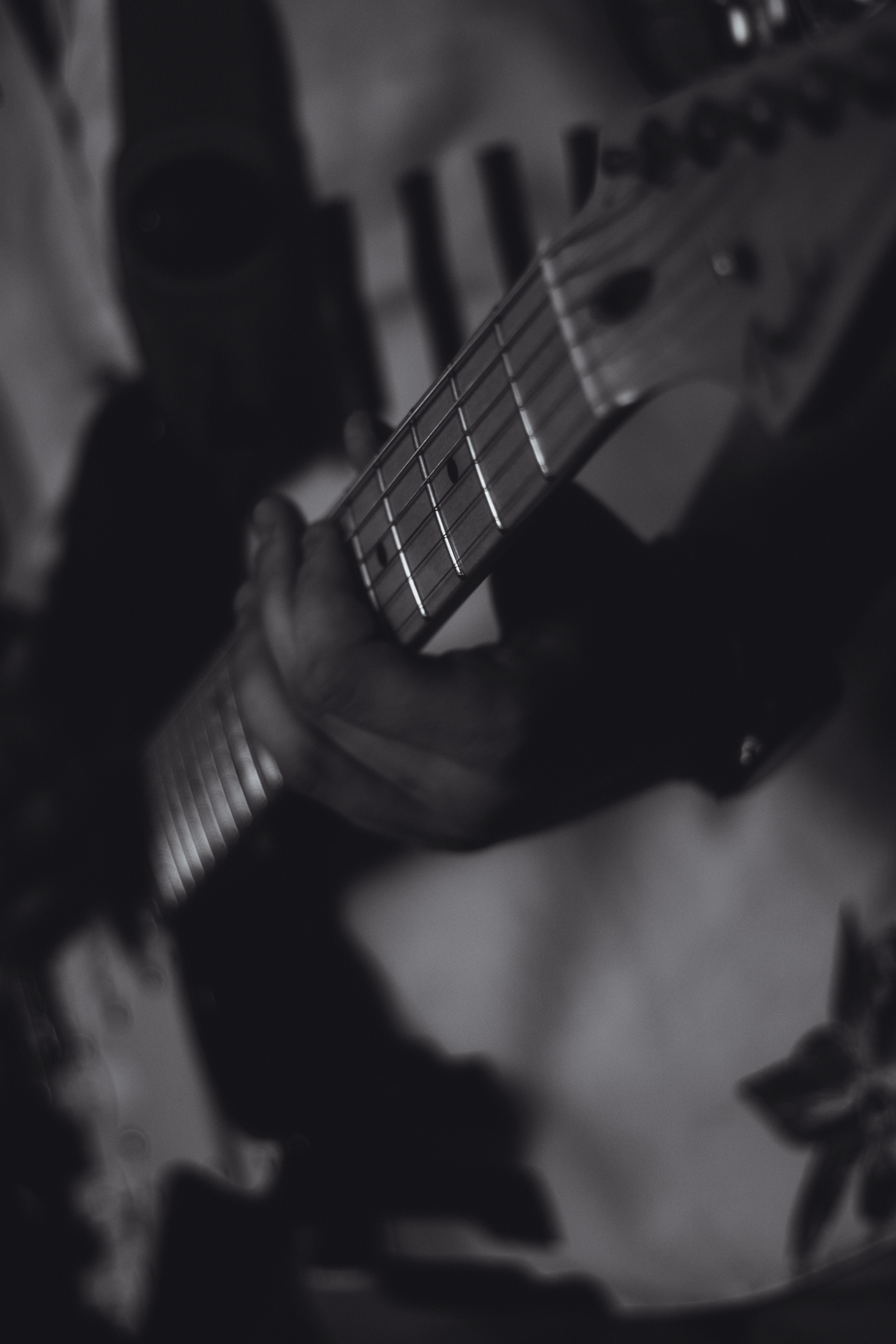 Guitarra Elétrica ou Acústica: Qual Escolher para Começar?