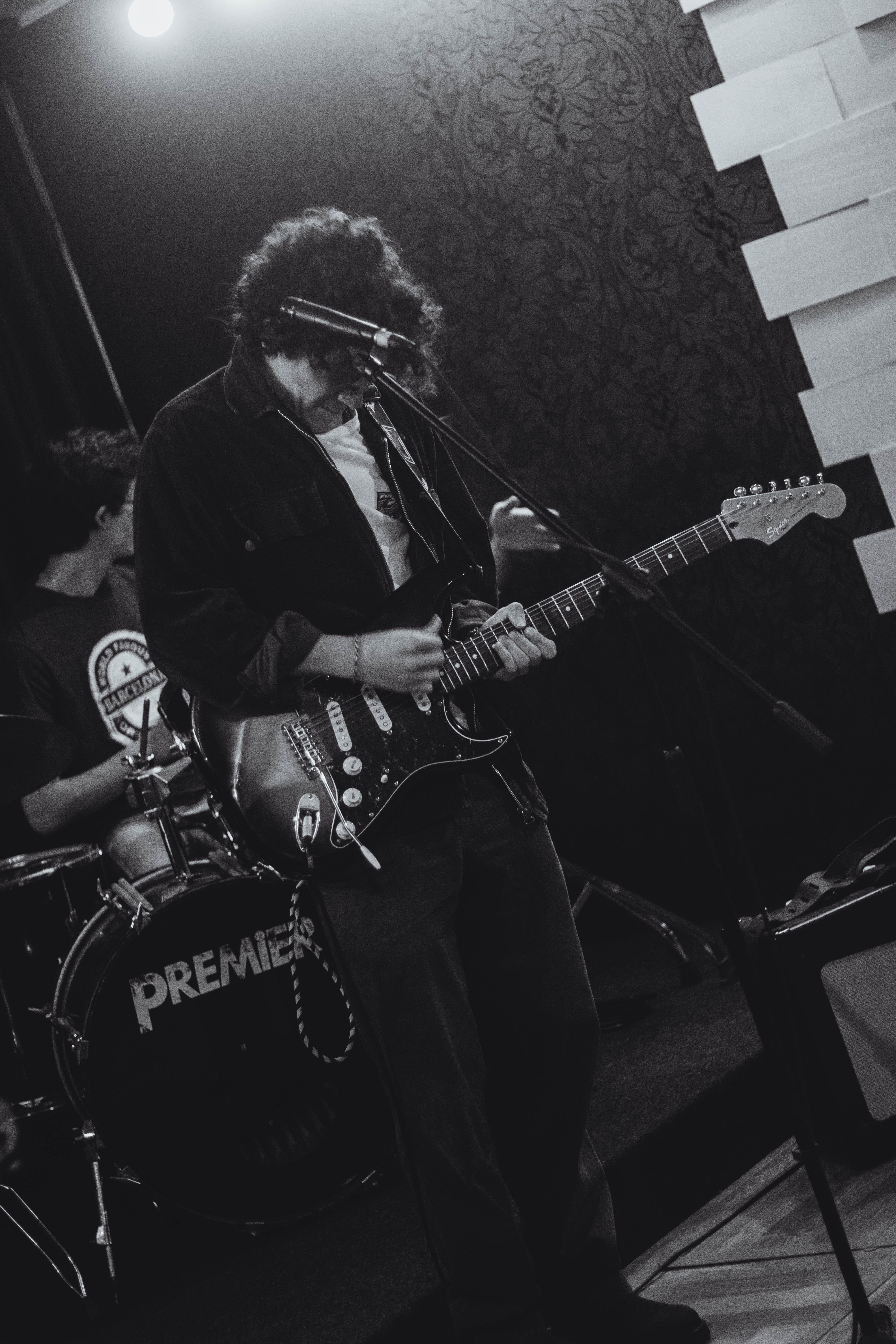 Músicos em colaboração num concerto ao vivo