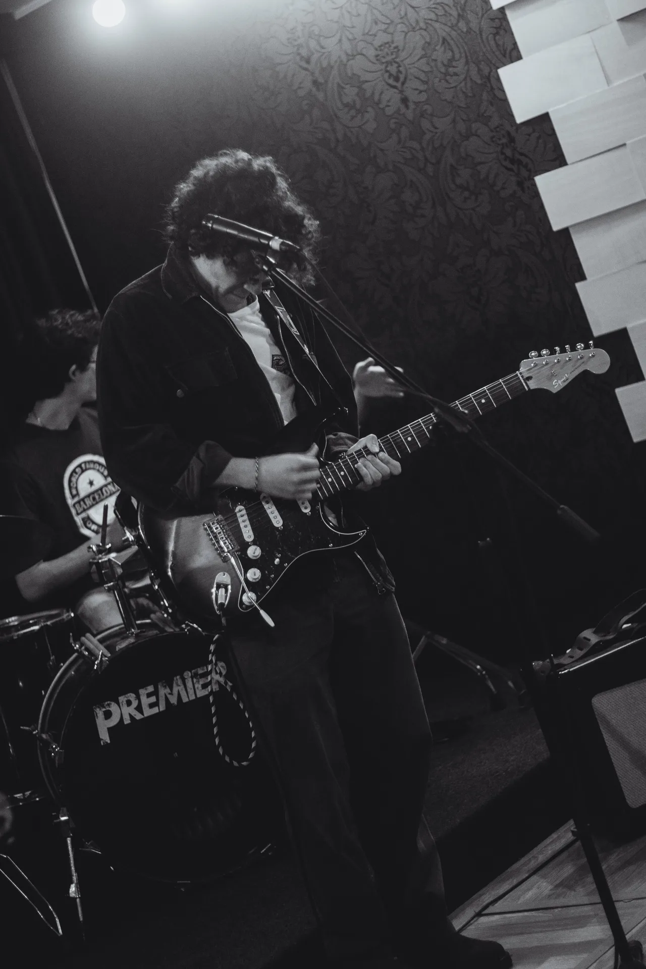 Músicos em colaboração num concerto ao vivo